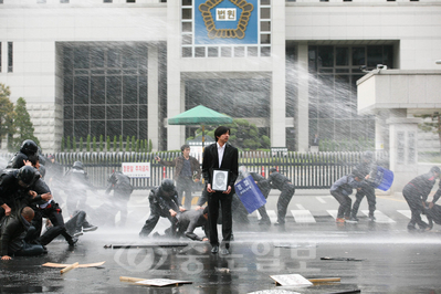 영화 '도가니'중 대전지방법원 앞 시위 장면. 