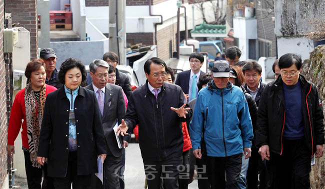 ▲ 한현택 동구청장이 14일 주민들과 판암2동 골목을 걸으며 대화하고 있다. 동구는 지역문제를 효과적으로 해결하기 위해 '다같이 돌자, 동네 한바퀴'란 사업을 추진 중이다.                                                    연합뉴스