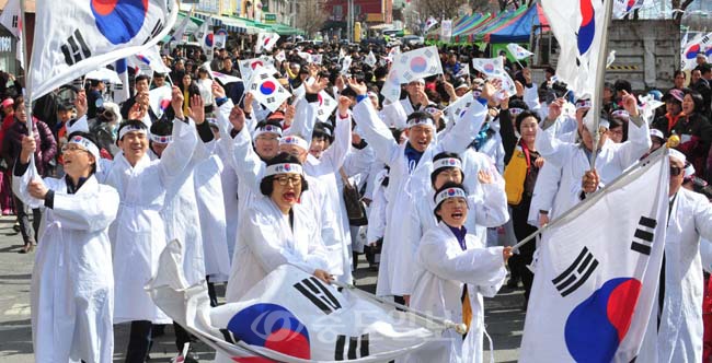 ▲ 3ㆍ16 인동 만세운동이 16일 오후 동구 인동 쌀시장에서 열려 참석자들이 태극기를 흔들며 만세를 외치고 있다. 
<br />손인중 기자