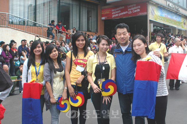 ▲ 바기오 꽃 축제에 참가한 본지 장병일 기자 모습.<사진 오른쪽 두번째>
<br />