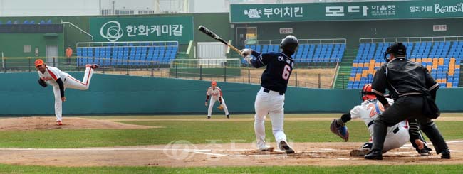 ▲19일 대전 한밭야구장에서 열린 한화이글스와 두산베어스의 경기에서 1회초 한화의 선발 이브랜드가 역투하고 있다. 손인중 기자