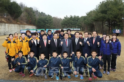 ▲ 염홍철(사진 두번째 줄 가운데)대전시장이 20일 대전 월평양궁장을 방문, 전국체전에 대비해 맹훈련하고 있는 양궁 선수 및 지도자들을 격려한 뒤 파이팅을 외치고 있다. 사진제공=시체육회