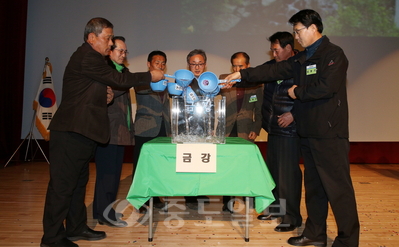 ▲ 22일 충남도청 문예회관에서 세계 물의 날 기념행사가 열린 가운데 각 지역 주민대표들이 가져온 도랑 물 합수식을 하고 있다.