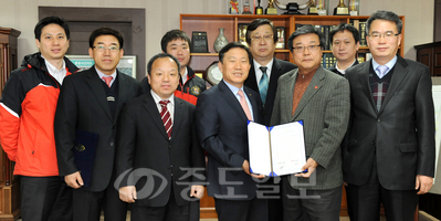 ▲ 본사 김원식 시장<사진 앞줄 오른편에서 세번째>과 대전시티즌 전종구 사장<김원식 사장 옆>, 관계자들이 27일 본사 사장실에서 It's Daejeon 국제축구대회 관련 협약을 체결한 뒤 기념촬영을 하고 있다.  
<br />김상구 기자