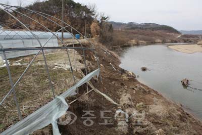 ▲ 부여 지천 하류의 농경지 비닐하우스 피해 모습.
<br />사진제공=대전충남녹색연합