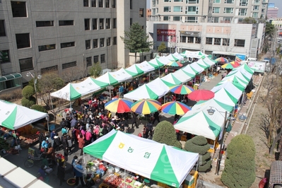 ▲ 지난해 농축산물 직거래 금요장터 전경.