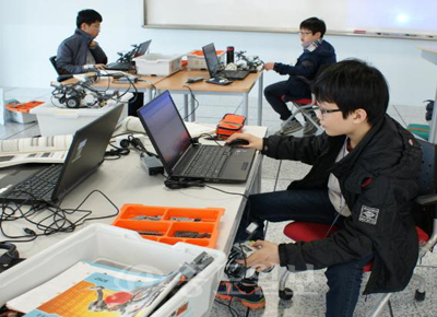 ▲ 매주 토요일 한국기술교육대학교 '로봇중점 노벨연재교육원'에서 로봇교육을  받고있는 중학생들 모습.