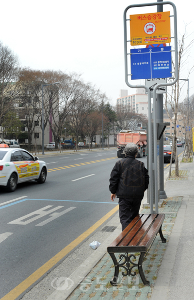 ▲ 대전 동구 가오동 버스승강장이 주변 상인들이 광고판이 가려진다는 등의 이유로 반대해 비가림시설을 하지 못해 승객들이 불편함이 예고되고 있다.
<br />김상구 기자