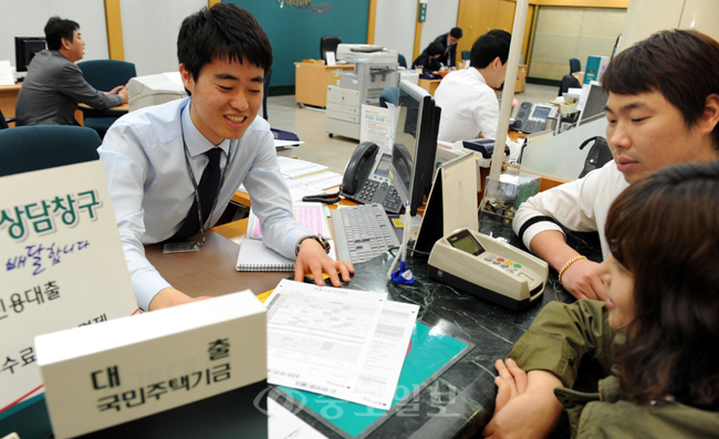 ▲ 1일 오후 정부의 부동산 대책이 언론에 발표되기전부터 금융권에서는 상담과 문의가 잇따랐다. 생애 최초의 주택구입과 양도세 면제 등의 혜택이 담긴 대책이 나오면서 대전 중구 오류동 하나은행 대출상담 창구를 찾은 젊은 부부가 대출상담을 하고 있다.
<br />김상구 기자