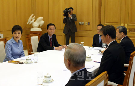 박근혜 대통령이 2일 오전 청와대에서 외교안보장관회의를 주재하고 있다. 이날 회의에는 김관진 국방부 장관, 류길재 통일부 장관, 남재준 국정원장, 허태열 비서실장, 김장수 국가안보실장, 주철기 외교안보수석 등이 참석했으며 외교부 장관은 방미로 인해 대신 장관대리가 참석했다. 
<br />연합뉴스