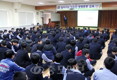 ▲ 유성구가 관내 한 학교를 찾아가 학생들에게 생명존중문화 교육을 진행하고 있다.