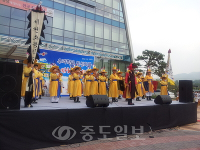 ▲ 박과후학교 페스티벌 개막식에서 세천초등학교 취타대가 공연을 하고 있다. 