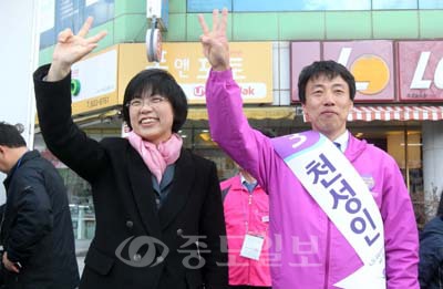 ▲ 통합진보당 천성인 후보가 이정희 대표와 함께 기호 3번을 뜻하는 손가락을 펴보이고 있다. [연합뉴스 제공]