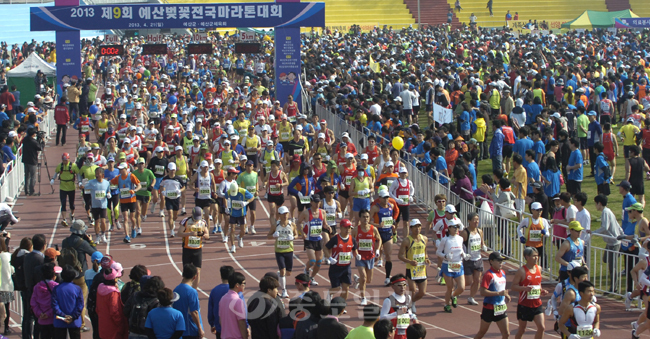 ▲ 제9회 예산벚꽃 전국마라톤대회가 21일 예산공설운동장에서 열려 전국 각 지역에서 모인 마라톤 동호인 등 7000여명의 참가자들이 힘찬 출발을 하고 있다. 
<br />예산=박갑순 기자