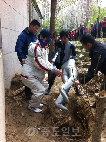 24일 대전 대덕구 송촌동 일원에서 피의자 A씨가 채무자를 살해 후 암매장한 모습을 재현하고 있다.