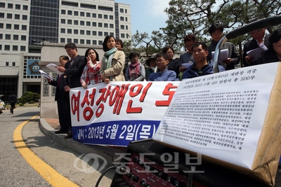 2일 대전지방법원 앞에서 '장애여성 보복살해사건 피고인 엄정처벌 촉구 기자회견'이 열린 가운데 참석자들이 장애인단체 관계자의 발언을 듣고 있다. 
<br />연합뉴스