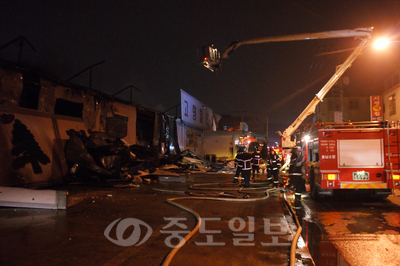 5일 오전 2시 55분께 서천군의 한 대형마트에서 화재가 발생해 소방서 추산 2억여원 상당의 재산피해가 발생했다.  
<br />사진제공=서천소방서