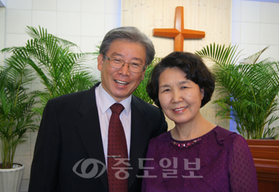 ▲임열수 복음신학대학원대학교 총장과 아내 박성자 하늘빛교회 담임목사