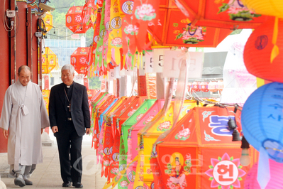 ▲ 석가탄신일을 앞두고 천주교와 불교계의 적극적인 화합을 위해 15일 유흥식 천주교 대전교구장이 광수사를 방문해 주지스님과 대화를 나누고 있다. 
<br />손인중 기자