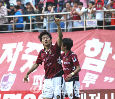 ▲ 대전시티즌 이웅희가 지난 11일 대전월드컵경기장에서 열린 FC서울과의의 경기에서 득점을 올린 뒤 세리모니를 하고 있다. 사진제공=대전시티즌 ▲ 대전시티즌 이웅희가 지난 11일 대전월드컵경기장에서 열린 FC서울과의의 경기에서 득점을 올린 뒤 세리모니를 하고 있다. 사진제공=대전시티즌