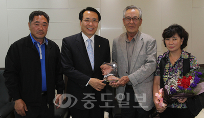 유봉열 하소동제1경로당회장이 한현택 동구청장에게 감사패를 전달하고 있다.