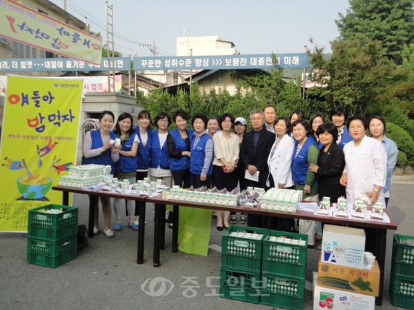 ▲ 대전YWCA는 23일 오전 5시 학교앞에서 ‘얘들아, 아침밥 먹자’캠페인을 실시했다. ▲ 대전YWCA는 23일 오전 5시 학교앞에서 ‘얘들아, 아침밥 먹자’캠페인을 실시했다.