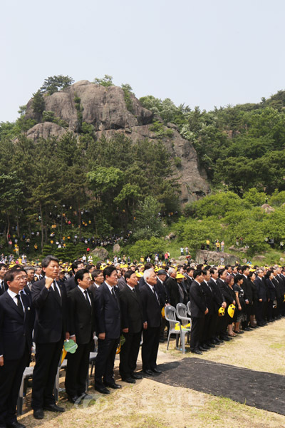 ▲ 23일 경남 김해시 진영읍 본산리 봉하마을에서 열린 노무현 전 대통령 서거 4주기 추모식에서 참석자들이 임을 위한 행진곡을 부르고 있다. 김선동<왼쪽 두번째> 통합진보당 의원은 주먹을 흔들며 제창하고 있다. 연합뉴스