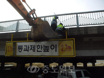 ▲ 8272기동팀 직원들이 도로와 교통시설물 긴급보수를 벌이고 있다.
<br /> 