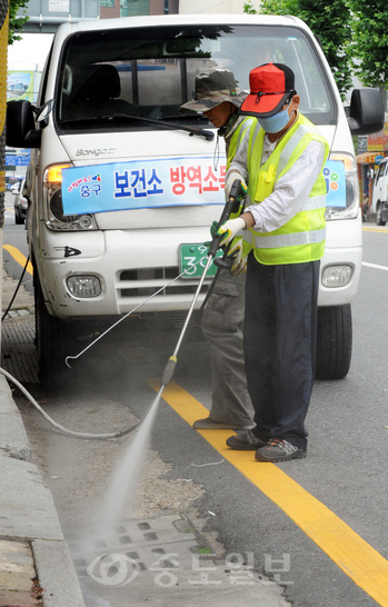 ▲ 여름철 해충에 의한 감염병 발생을 예방하기 위해 보건소 관계자들이 방역소독을 하고 있는 모습. 사진은 기사내 특정 사실과 관계 없음.
<br />중도일보 DB