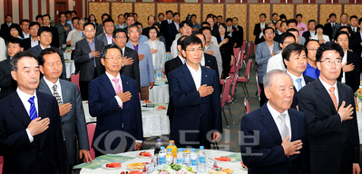 ▲ 충청권의 상생발전과 광역경제권 구축을 위한 '제7차 충청권 경제포럼'이 29일 천안의 충남북부상공회의소 대회의실에서 개최됐다. 안희정 충남도지사 등 참석자들이 국기에 대한 경례를 하고 있다. [연합뉴스 제공]