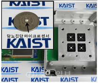 ▲ 날숨 진단센서<왼쪽>와 센서 크기비교 사진.
<br />사진제공=KAIST