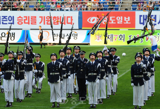 ▲ 경기에 앞서 공군의장대원들이 멋진 식전공연을 펼쳐 관중들의 박수 갈채를 받고 있다.