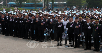 ▲ 제58회 현충일인 6일 국립대전현충원에서 열린 추념식에서 참석자들이 국기에 대한 경례를 하고 있다.[연합뉴스 제공]