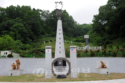 ▲ 개미고개에 설치된 자유평화의 빛 기념비. 손인중 기자