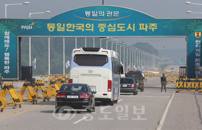 ▲ 남북 장관급 회담을 위한 실무접촉 우리측 대표단이 탑승한 차량이 9일 오전 통일대교에서 판문점으로 향하고 있다. [연합뉴스 제공]