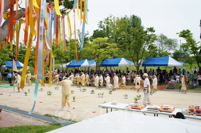 대전문화재단은 8일 2013 단오맞이 전통문화행사 '옛날옛적에'를 대덕구 송촌동 동춘당 근린공원내 대전무형문화재전수회관에서 개최했다.