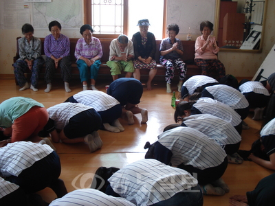 ▲ 예산군 삽교고 2학년1반 학생들을 중심으로 구성된 봉사동아리 '하나 飛' 학생들이 7일 삽교읍 용동리 노인회관을 방문, 봉사활동을 마치고 '다음에 올 때까지 건강하시라'는 뜻에서 큰 절을 올리고 있다.