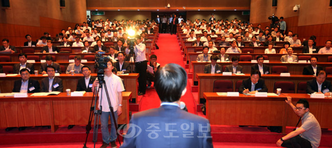 기획재정부 주최로 13일 서울 서초구 양재동 대한무역투자진흥공사(KOTRA)에서 열린 '2013 지방재정협의회'에서 행사에 참석한 각 시ㆍ도 부시장, 부지사, 예산담당 공무원들이 방문규 기획재정부 예산실장의 인사말을 경청하고 있다.
<br />연합뉴스