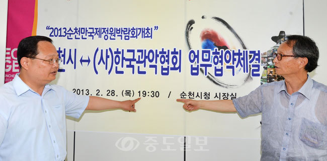 ▲ 우송중 이종덕 교사(한국관악협회 사무총장, 한국관악협회 대전지부장ㆍ사진 왼쪽)는 노덕일 회장의 제자이자 후배, 동지로 40여년 한결같은 조력자 역할을 해왔다. 노덕일 회장은 이종덕 교사 부부를 '천사'라고 부른다. 