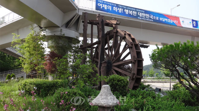 ▲ 둔산동 한밭대교네거리 물레방아와 석등. 