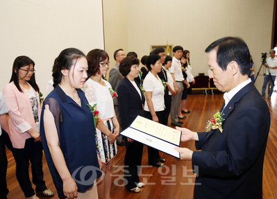 ▲ 1일 조치원대동초등학교 웅지관에서 열린 세종시교육청 출범 1주년 기념 성과보고회에서 신정균 교육감이 우수공무원과 학교교육과정 우수학교에 대해 표창을 수여하고 있다.