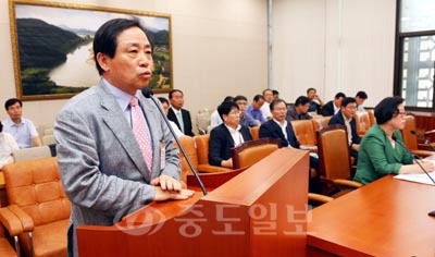 ▲ 박영헌 삼성중공업 부사장이 2일 열린 국회 허베이스피리트호 유류피해대책 특별위원회에서 인사말을 하고 있다. 연합뉴스