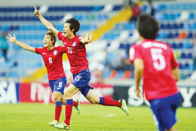 ▲ 8일 새벽(한국시간) 터키 카이세리 카디르 하스 스타디움에서 열린 2013 국제축구연맹(FIFA) U-20 월드컵 8강전에서 한국 정현철이 연장후반 인저리 타임에 동점골을 넣은 뒤 환호하고 있다. 한국은 이날 승부차기 끝에 이라크에 패하며 4강 진출에 실패했다. [연합뉴스 제공]