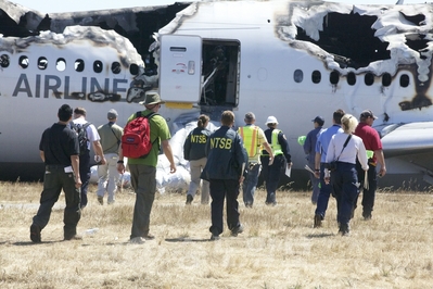 ▲ 7일(현지시간) 미국 교통안전위원회(NTSB) 조사관들이 전날 샌프란시스코 공항에 착륙하던 중 충돌사고와 함께 불에 탄, 아시아나항공 OZ 214편 여객기를 조사하고 있다.  AP/NTSB=연합뉴스