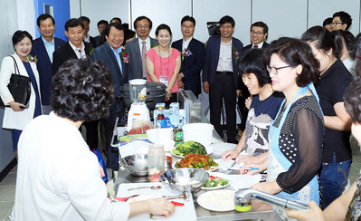 ▲ 염홍철 대전시장이 요리 교실을 방문, 교육과정을 지켜보고 있다. 
<br />연합뉴스