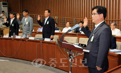 ▲ 9일 국회에서 열린 공공의료 정상화를 위한 국정조사 특위 회의에 출석한 류정훈 전 진주의료원 이사(맨오른쪽) 등 증인들이 선서를 하고 있다. 
<br />[연합뉴스 제공]