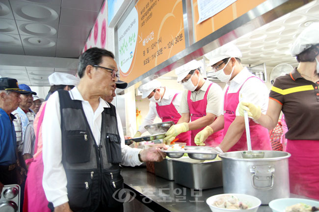 법무법인 '내일'(대표 이관형)이 10일 대전중노년교육문화센터(센터장 길태영)와 함께 대덕구 사회복지관에서 독거노인 돌봄서비스 대상 어르신들께 삼계탕을 제공했다. 