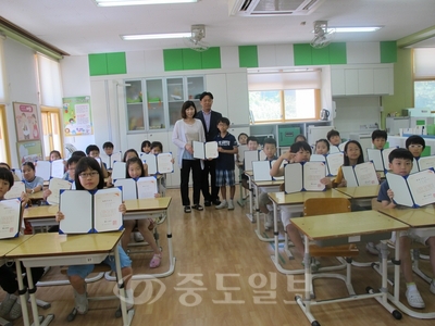 세계시민증서를 들고 기념촬영하는 대덕초등학교 학생들.