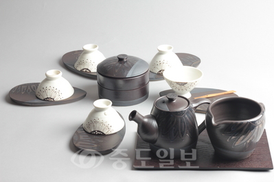 ▲ (620ⅹ620 /thrown porcelain, black glaze,     cone 7. oxidation 3벌소성 / 2012 ) 