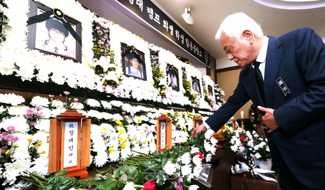 ▲민주당 김한길 대표가 22일 사설 해병대 캠프서 훈련받다 숨진 학생들의 빈소가 마련된 공주장례식장을 찾아 헌화하고 있다.공주=손인중 기자